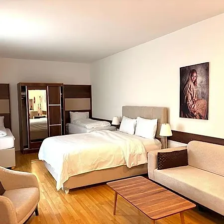 Otel Akomo *