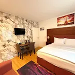 Akomo Hotel Berna